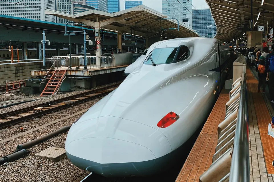 A shinkansen bullet train waiting at a platform at Tokyo Station