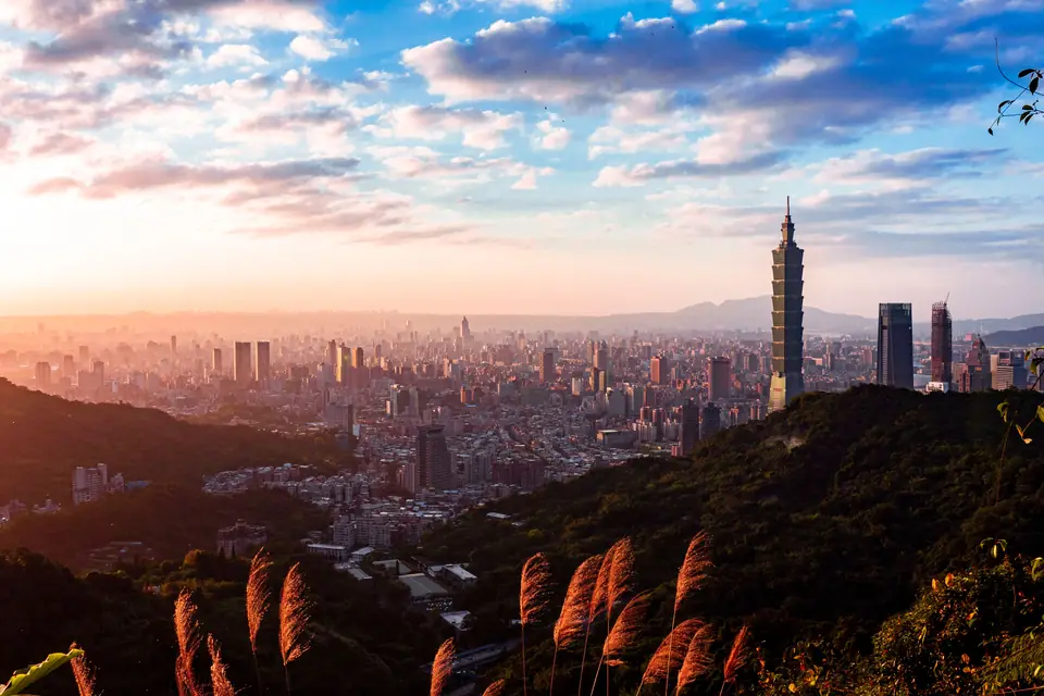 Taipei's skyline and Taipei 101 at sunset, seen from the trail on Xiangshan (Elephant Mountain)